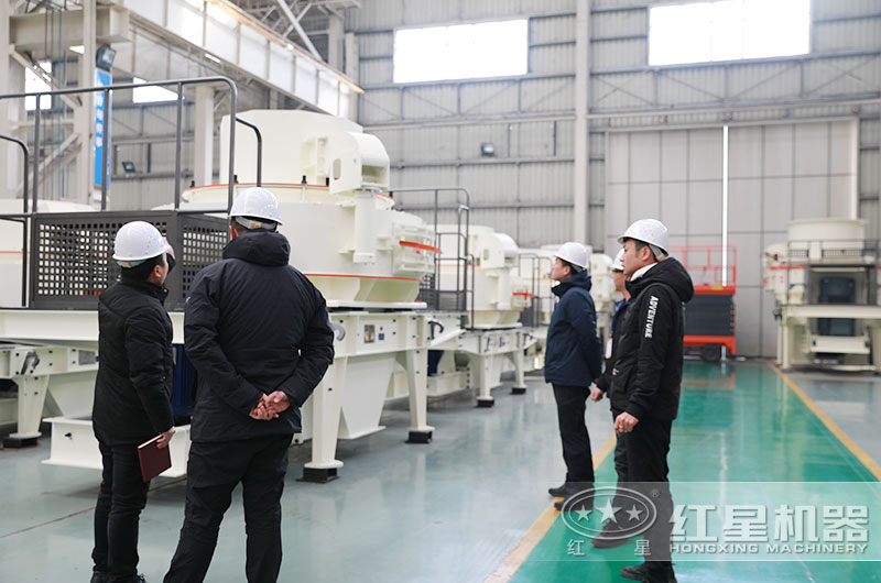 客戶來廠考察機(jī)制砂生產(chǎn)線設(shè)備