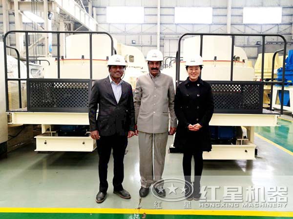 外國客戶來廠參觀打砂機(jī)