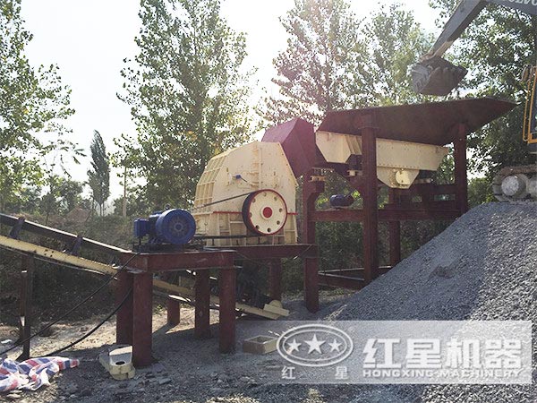 新型錘式碎石機(jī)作業(yè)現(xiàn)場
