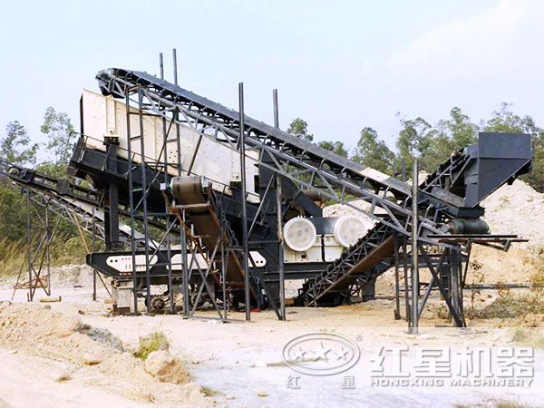 移動破石機(jī)械作業(yè)現(xiàn)場