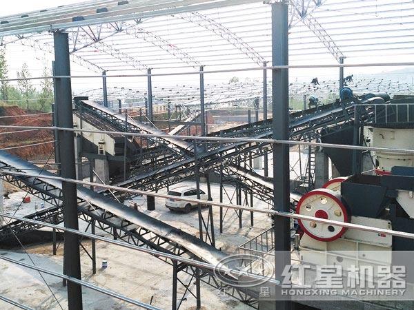 大型石子破碎機(jī)生產(chǎn)線現(xiàn)場(chǎng)