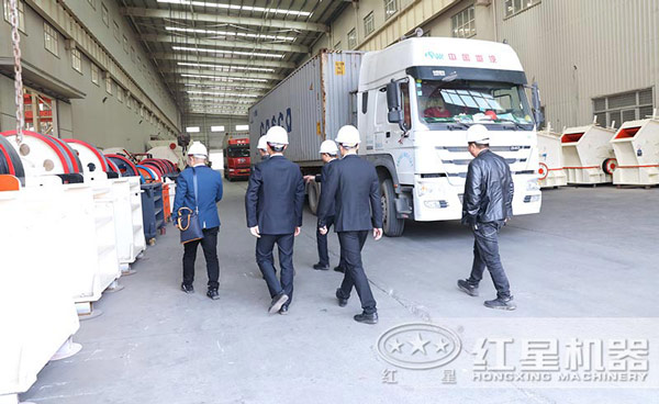 用戶來廠參觀試機環(huán)保型石頭破碎機