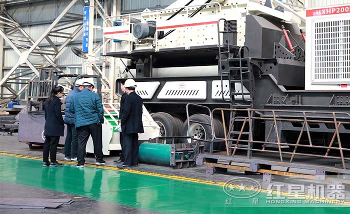 客戶到廠區(qū)車間實地考察設備