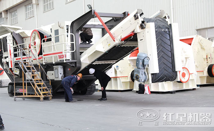 客戶到廠參觀履帶式建筑垃圾廢料破碎機(jī)