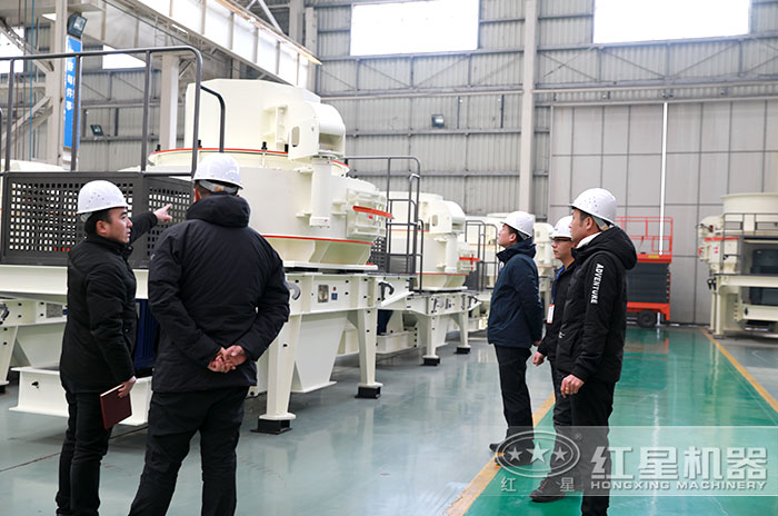 用戶來廠參觀考察，定制移動制砂機(jī)