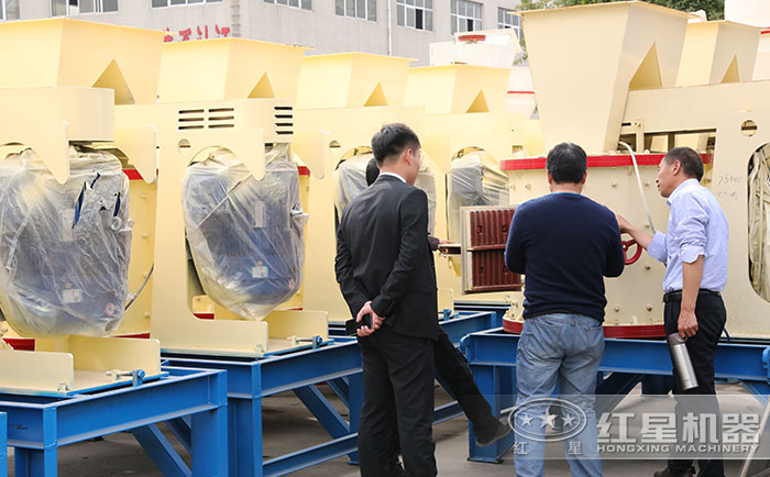 客戶到廠參觀復(fù)合式破碎機設(shè)備