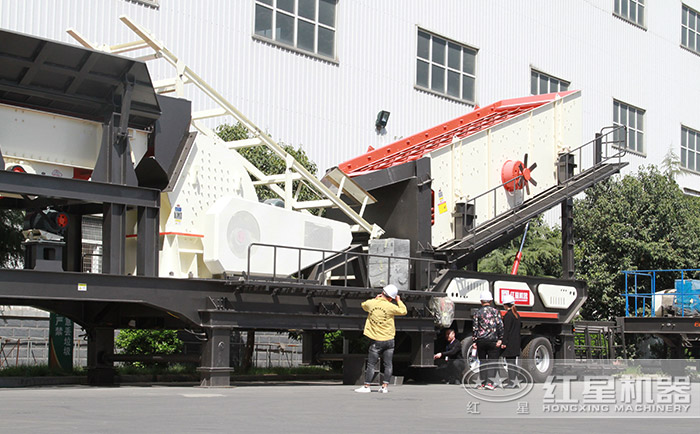 客戶到紅星機器廠區(qū)參觀考察設備