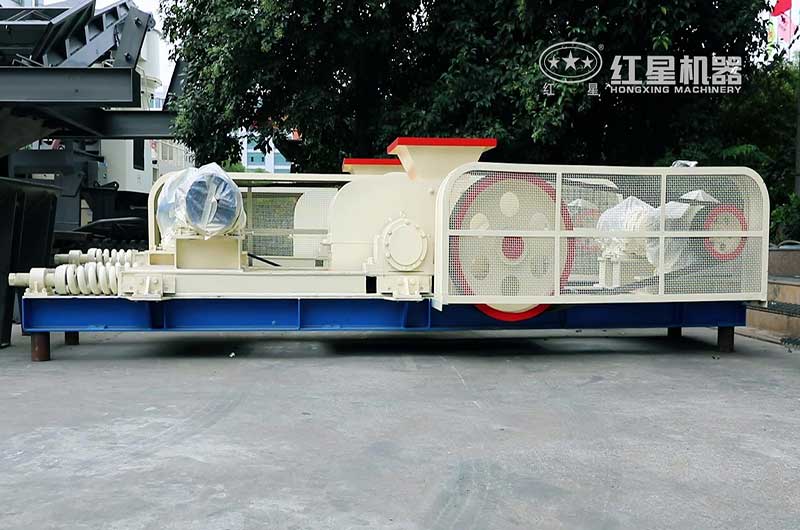 篩分輥式破碎機設(shè)備展示